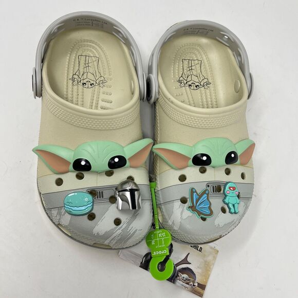 New Crocs Star Wars Baby Yoda Mandalorian Classic Clogs with Jibbitz Sz J2 - Picture 3 of 12